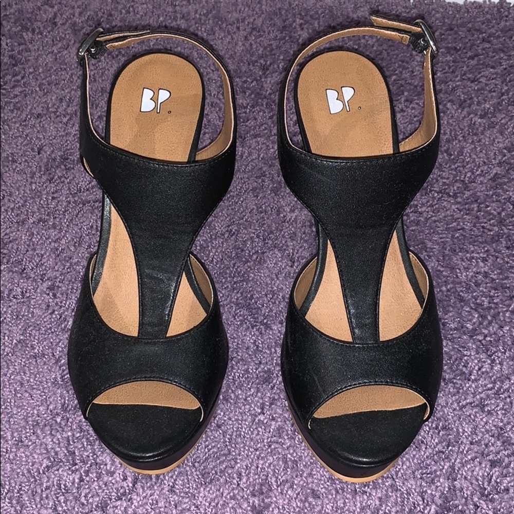Black wedges